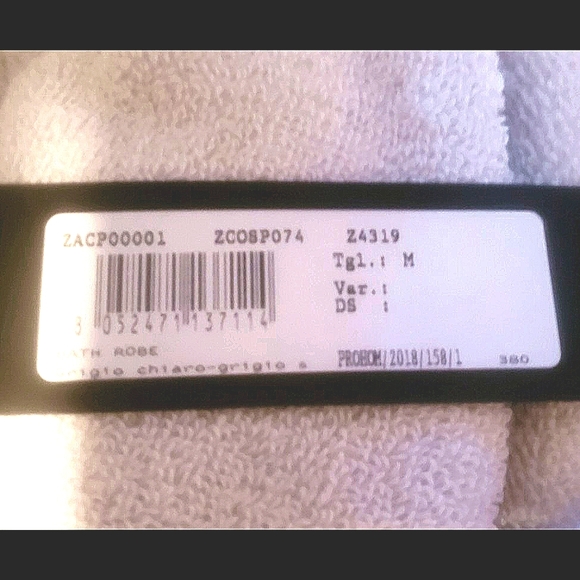 VERSACE BATHROBE - NEVER BEEN WORN BRAND NEW WITH TAGS FROM THE STORE STILL ON ! - Picture 9 of 9